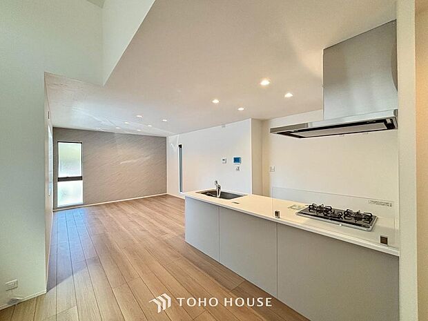 リビングも広く設け、訪れる人々を暖かく迎えてくれます。