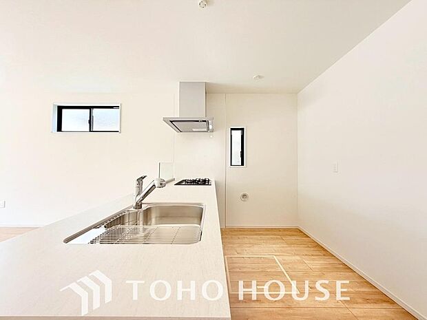 夫婦そろってキッチンに立っても調理がしやすく余裕の広さ。家事をしながら会話も弾みます。