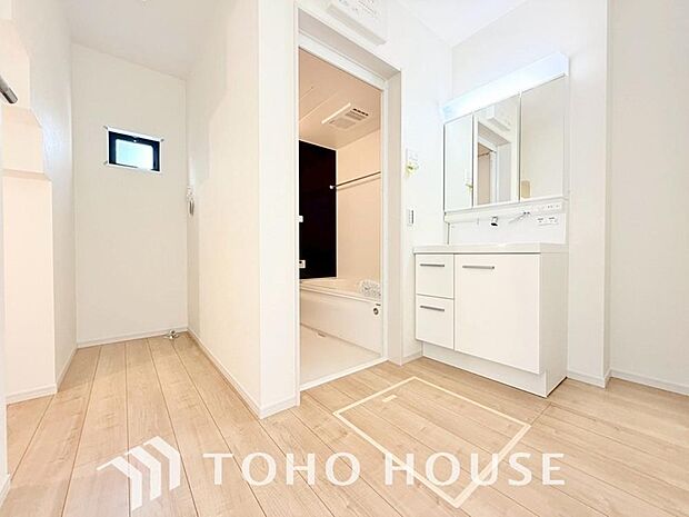 お家の中でも特にプライベートスペースとなる洗面所は、洗濯場所と浴室を同じ空間でまとめております。