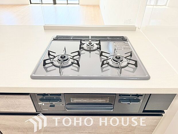 3口コンロは一度に複数のお料理を作ることができるメリットがあります。毎日のキッチンタイムを効率よく。