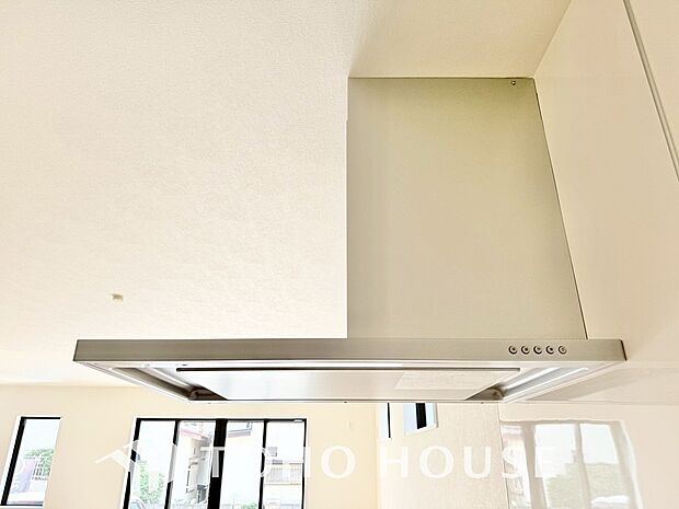 キッチンの換気扇はスタイリッシュなデザインで、日々のお手入れもラクラクな仕様となっております。