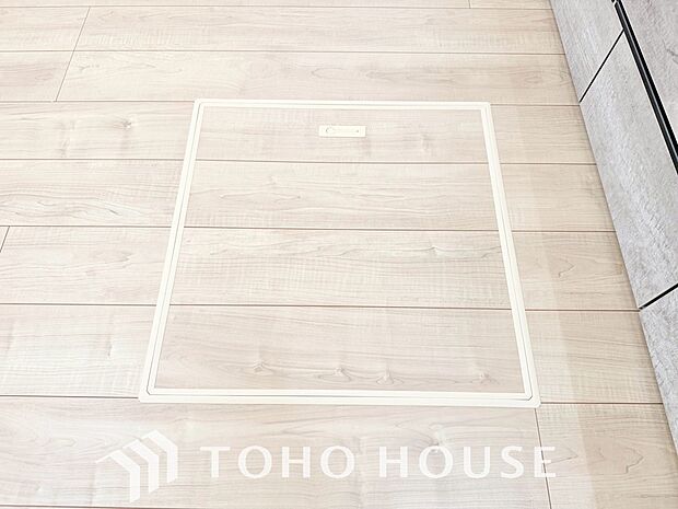 キッチン下部に設けた床下収納。缶詰のストックや非常食、梅酒や味噌などの保存食入れとして利用可です。