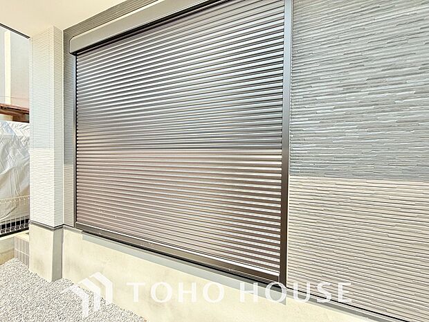 戸建にも防犯機能のシャッターを完備しております。寒い冬でも中から開閉が可能ですのでラクラクな所も便利です。
