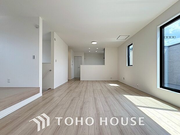 リビングも広く設け、訪れる人々を暖かく迎えてくれます。