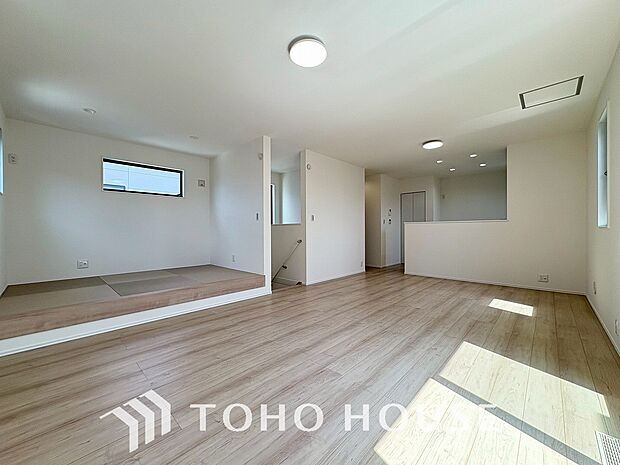 光が注がれる青い空から鮮やかに赤色にゆっくりと染まる。そんな優しい時間がここでは流れてゆく。