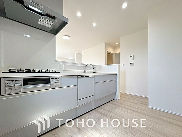 キッチンの収納は、デッドスペースになりやすい箇所を有効活用できる、スライド式収納を採用しました。