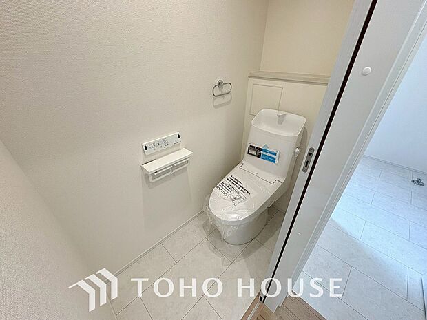 十分な広さと清潔感のあるカラーで纏まったおトイレ。時間に余裕とゆとりを持たせます。