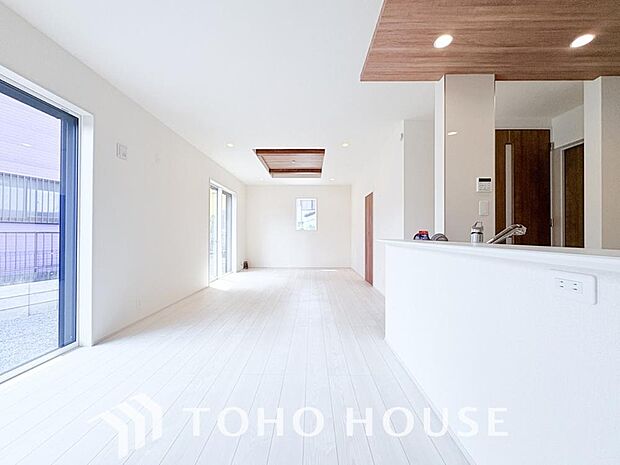 光が注がれる青い空から鮮やかに赤色にゆっくりと染まる。そんな優しい時間がここでは流れてゆく。