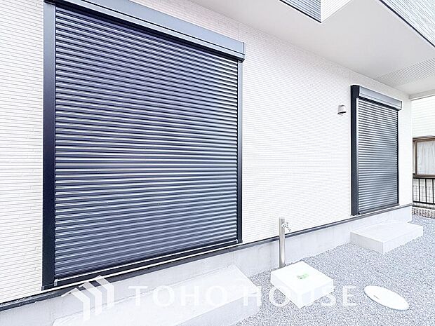 台風などの激しい雨風からお家を守るのはもちろん、空き巣対策などの防犯抑止や防音にも効果を発揮します。