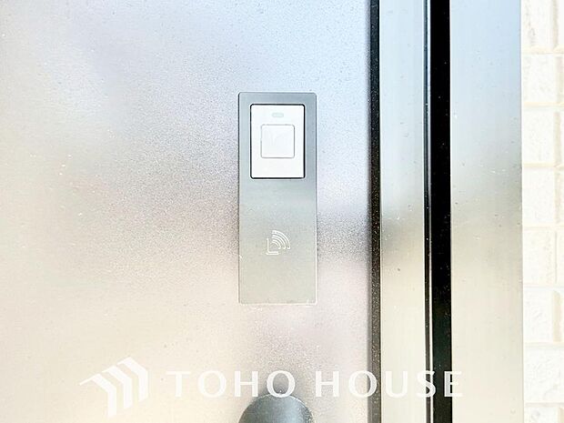 防犯対策への意識が高まっている最近では、補助錠として鍵穴のない電子錠を選ぶ方も増えています。