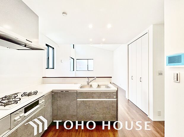 夫婦そろってキッチンに立っても調理がしやすく余裕の広さ。家事をしながら会話も弾みます。