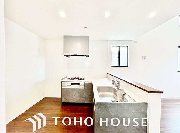 ご家族みんなで調理ができる位のスペースを実現したキッチン空間となっております。