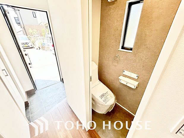 十分な広さと清潔感のあるカラーで纏まったおトイレ。時間に余裕とゆとりを持たせます。