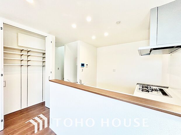 光が注がれる青い空から鮮やかに赤色にゆっくりと染まる。そんな優しい時間がここでは流れてゆく。