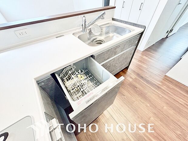 高温水や高圧水流を使う事で効率よく食器洗浄できます。殺菌効果も高いので哺乳瓶等を洗う際にも便利です。