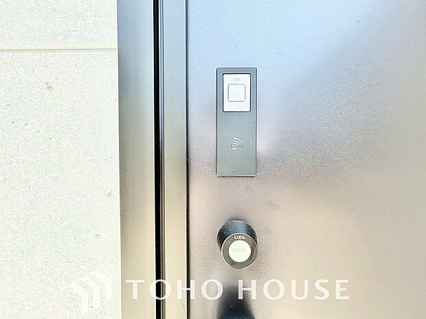 防犯対策への意識が高まっている最近では、補助錠として鍵穴のない電子錠を選ぶ方も増えています。