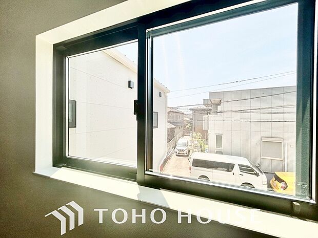 二層のガラスの間に空気層や特殊ガス層を作ることで断熱性能や結露防止効果を高めたサッシを装備してます。