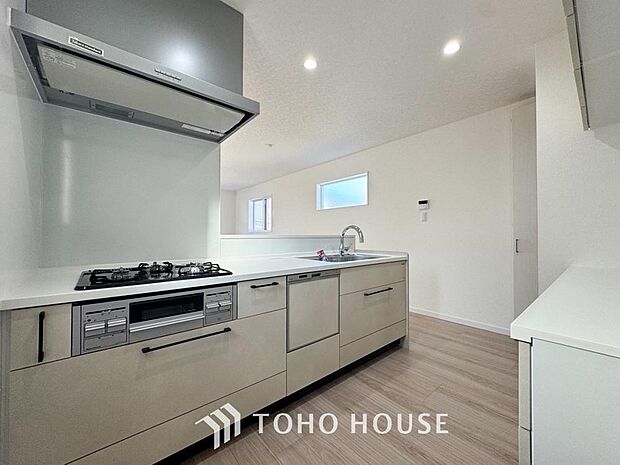 手元の収納から、足元の収納までがスライド式で、奥のスペースまで有効に活用できます。