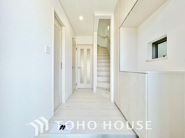 広々とした玄関スペースは何かと重宝します。ベビーカーも楽々置けるゆったりスペースが魅力です。