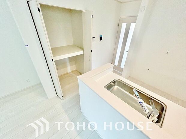 ご家族みんなで調理ができる位のスペースを実現したキッチン空間となっております。