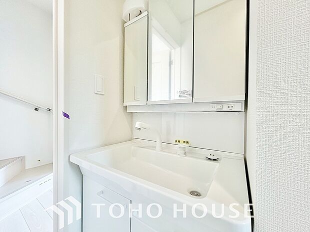 洗面台には三面鏡を採用。鏡の後ろに収納スペースを設ける事により洗面台周りもすっきりします。