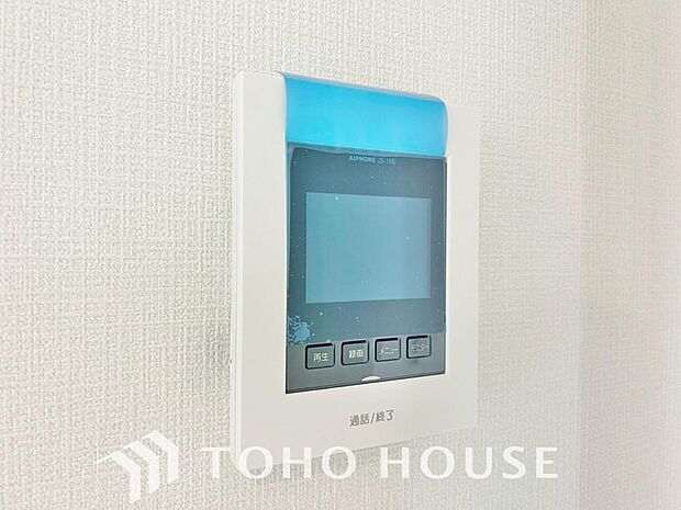 誰が来てもわかる様にモニター付きインターホンを設置。家事導線を考慮した個所に設置し、防犯性と利便性に優れ快適と安らぎを合わせた優しい設計。