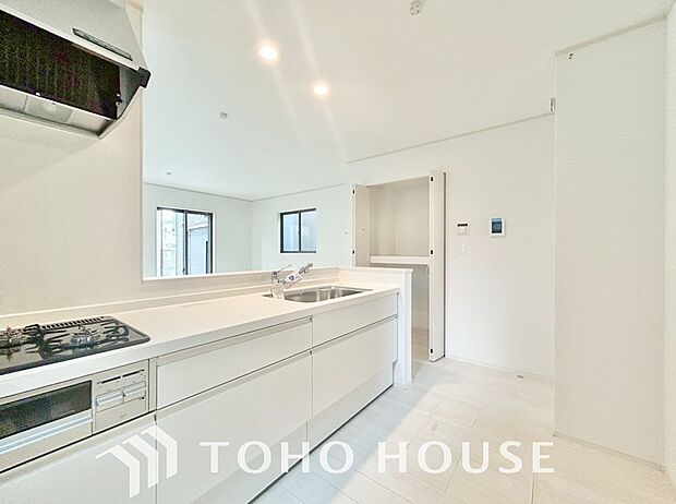 昨今主流のスリムタイプのレンジフード。スタイリッシュな見た目からインテリアとしても人気がある型です。