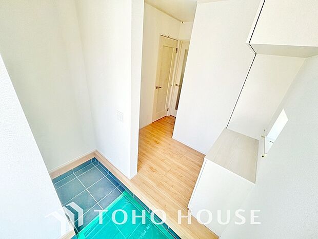 人を迎え入れる最初の場所だからこそ、清潔感が大事。ゆとりあるシューズインクロークも設置しました。