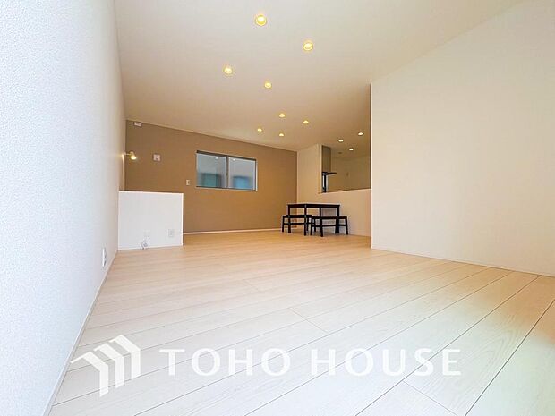 リビングも広く設け、訪れる人々を暖かく迎えてくれます。