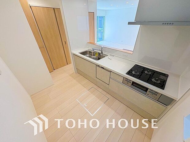 夫婦そろってキッチンに立っても調理がしやすく余裕の広さ。家事をしながら会話も弾みます。