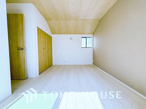 一日の疲れを癒やしてくれる主寝室。時を忘れて過ごす場所として過ごせるお部屋。