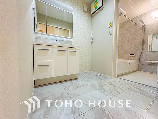 手で洗いたい大切な服など、広く使えると助かる洗面台は汚れの付きにくい形状と素材で造られております。