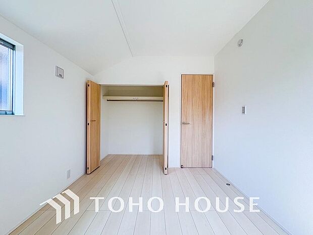 居室にはクローゼットを完備し、自由度の高い家具の配置が叶うシンプルな空間です。