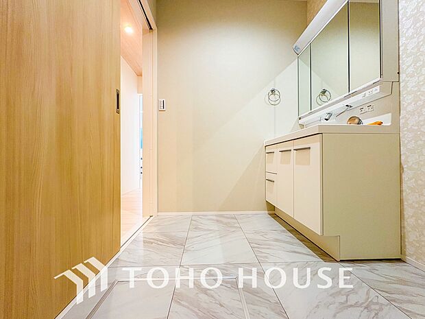 洗濯機を置くのに充分なスペースを確保しております。