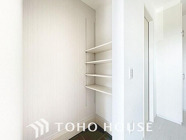 土足のまま入れるの玄関収納。ゴルフバックや部活＆スポーツ用品、日常使いの傘なども収納できて便利です。