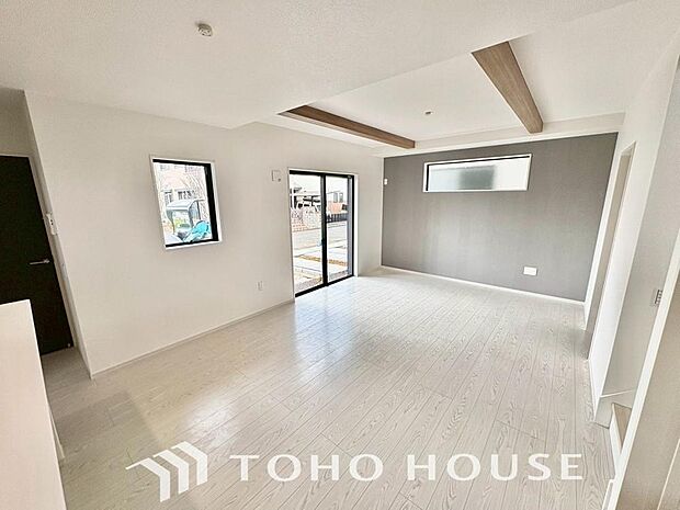 明るく穏やかな空気の中で飲んだり、食べたり、笑ったり。一日の中で多くの時間を過すことになるリビング。