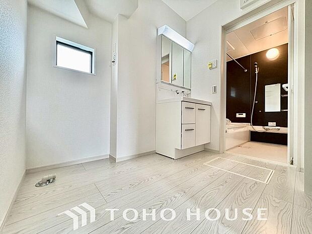 平日の朝であっても、落ち着きとくつろぎを感じられる空間。気持ちよく身だしなみを整えられます。