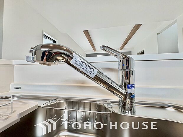 浄水器ボタンひとつで浄水と原水に切り替えられる浄水器一体型水栓を使用。