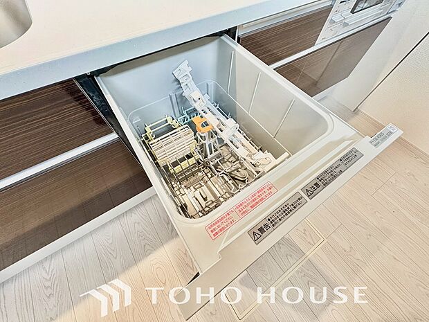 ビルトイン食洗機。高温のお湯や高圧水流を使うことにより汚れを効果的に落とすことができます。