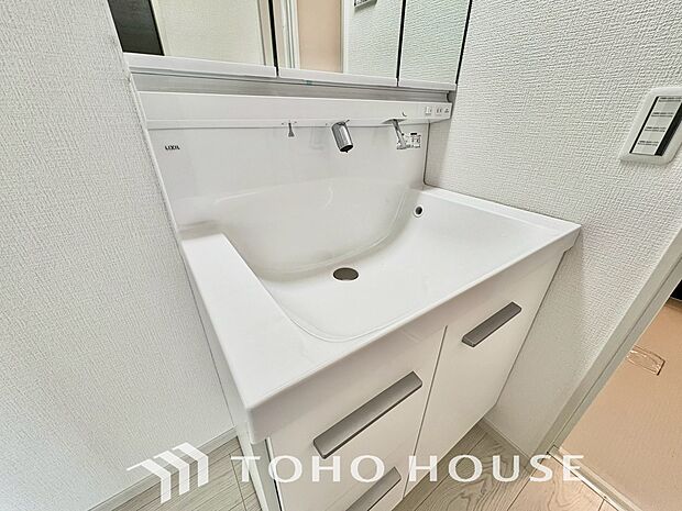 洗面台には三面鏡を採用。鏡の後ろに収納スペースを設ける事により洗面台周りもすっきりします。