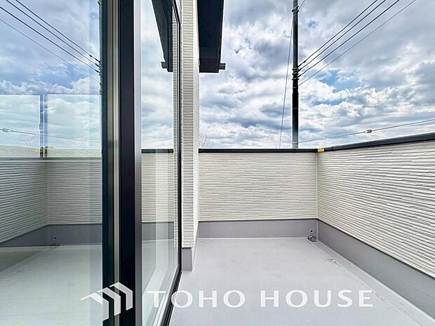 暖かい陽ざしが差込むバルコニー。晴れた日には、洗濯物が良く乾きます。風通しも良好です。