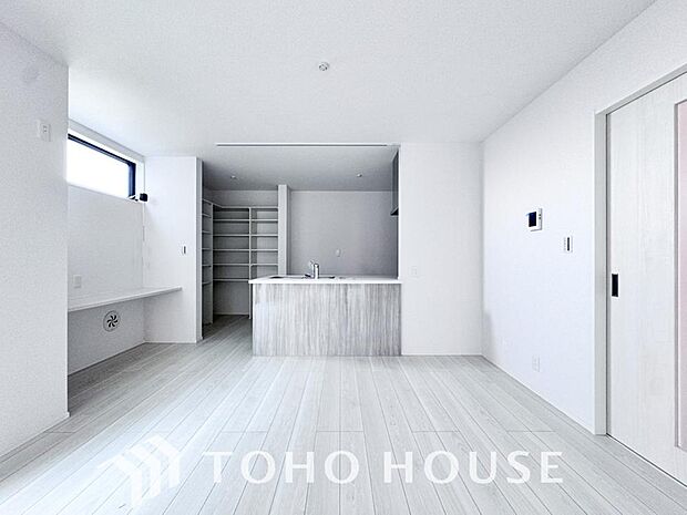 光が注がれる青い空から鮮やかに赤色にゆっくりと染まる。そんな優しい時間がここでは流れてゆく。