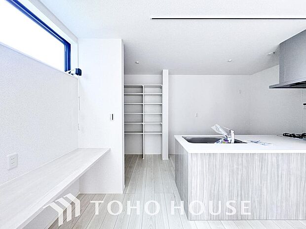 キッチンの収納は、デッドスペースになりやすい箇所を有効活用できる、スライド式収納を採用しました。