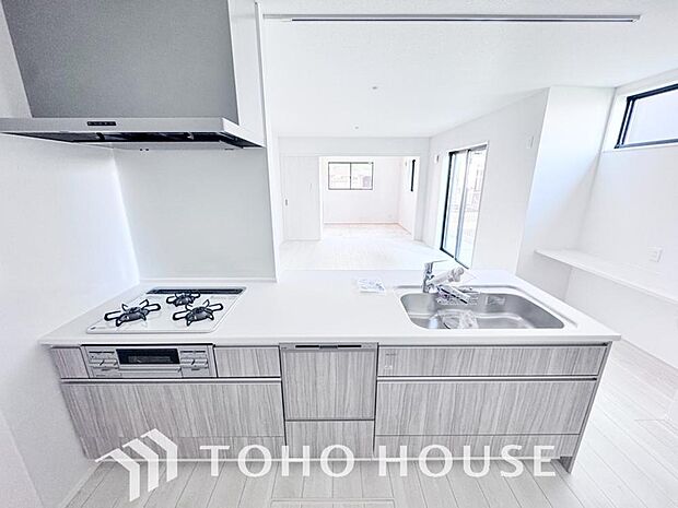 夫婦そろってキッチンに立っても調理がしやすく余裕の広さ。家事をしながら会話も弾みます。