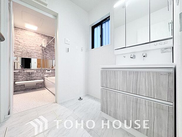 手で洗いたい大切な服など、広く使えると助かる洗面台は汚れの付きにくい形状と素材で造られております。