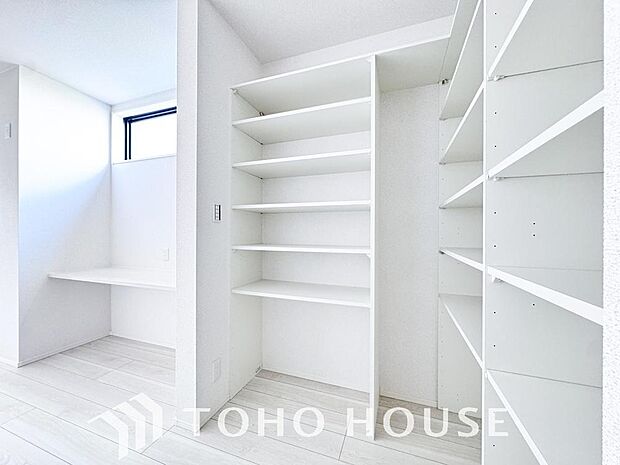 忙しい共働き世帯など、食品の買い置きや日用品のストックに大変便利なパントリー収納が備わってます。