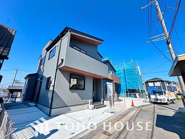 街並みの風景に包み込まれながら、瀟洒な印象も湛えて佇みます。