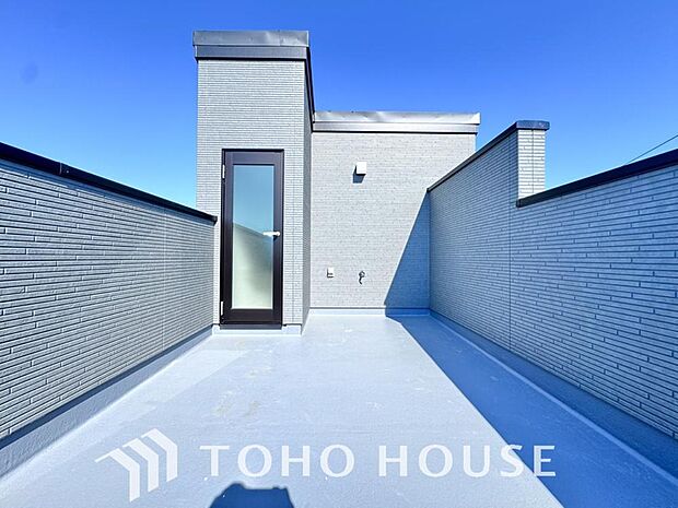 暖かい陽ざしが差込むバルコニーは、晴れた日には、洗濯物が良く乾きます。また、風通しも良好です。