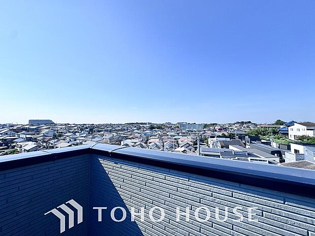 星空が地上に映りこむかのような夜景のきらめきまで、この街ならではの美しい風景の物語が室内に展開。