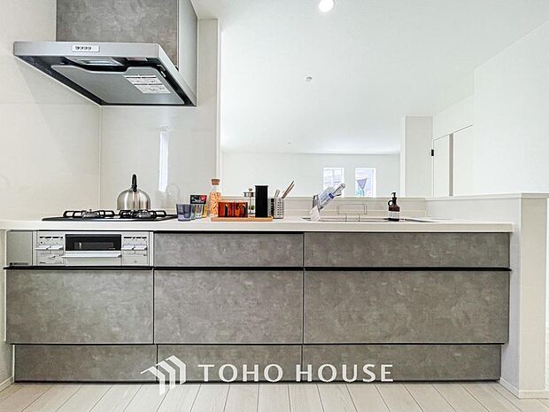 夫婦そろってキッチンに立っても調理がしやすく余裕の広さ。家事をしながら会話も弾みます。